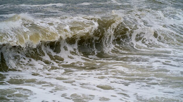 黒海は荒れ狂う大きな海の波