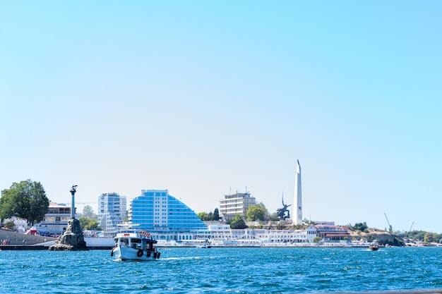 黒海、船、波。クリミア半島、ロシアの夏