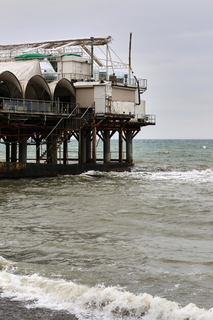 Photo the black sea shore on a gloomy day.