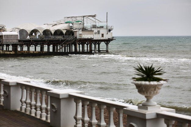 Photo the black sea shore on a gloomy day.