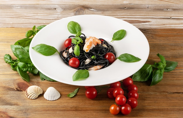 Foto pasta ai frutti di mare neri con verdure