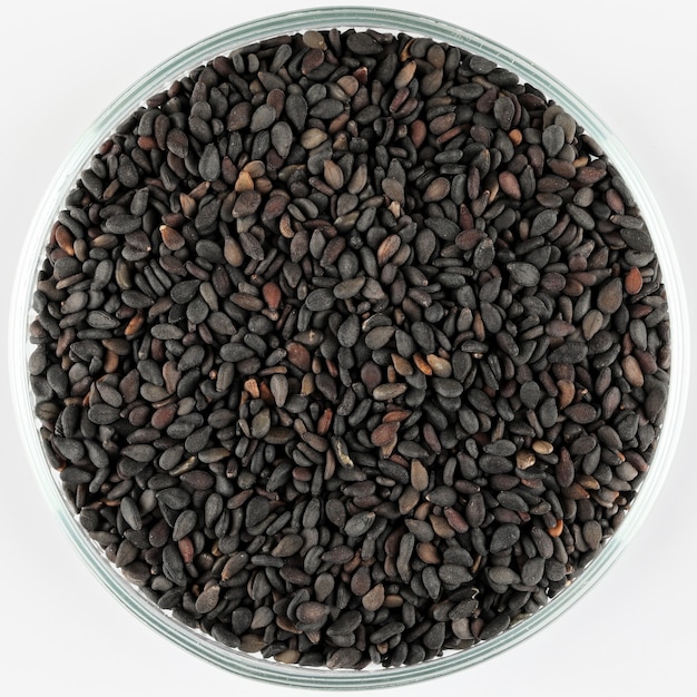 Photo black sesame seeds on a plate