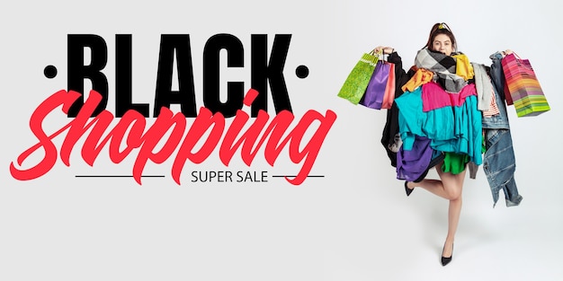 Shopping nero, concetto di finanza. donna dedita ai saldi e ai vestiti. modello femminile che indossa abiti troppo colorati. moda, stile, black friday, saldi, acquisti, soldi, acquisti online. volantino per annuncio.