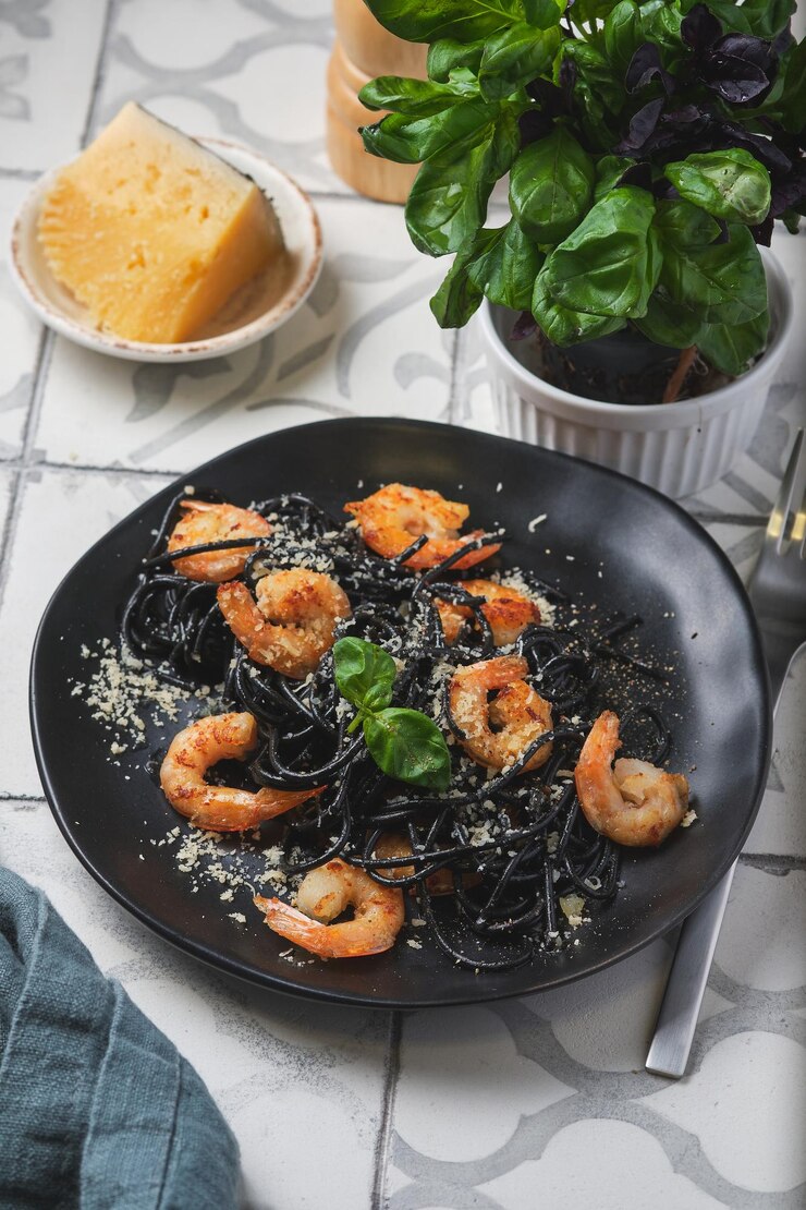 黒エビのパスタにオリーブオイルとパルメザンチーズを添えて