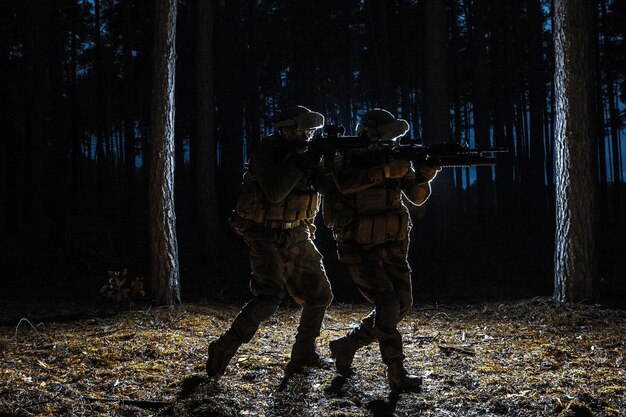 写真 兵士の黒いシルエット