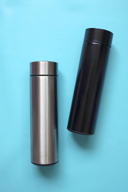 黒と銀の水筒 モックアップ用のアルミニウム再利用可能な鋼ステンレス エコ サーモ水筒