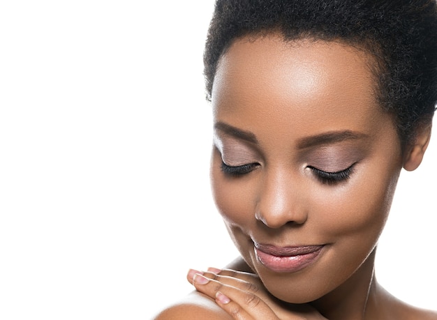 Черная кожа женщины красоты чисто естественная кожа афро девушка изолированная на белизне. Студийный снимок.