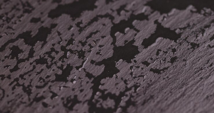 Photo black slate board with water droplets