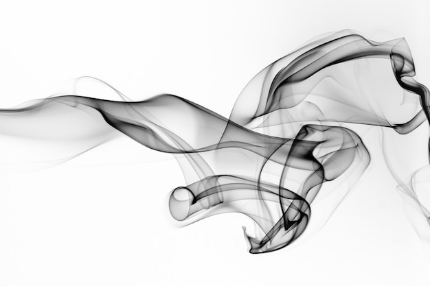 Movimento del fumo nero su fondo bianco, fuoco