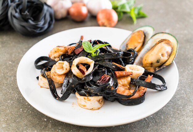 Foto spaghetti neri o pasta con frutti di mare