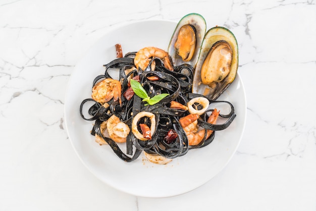 черные спагетти или макароны с морепродуктами
