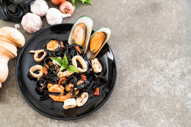 Foto spaghetti neri o pasta con frutti di mare