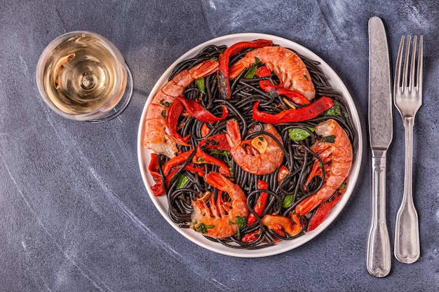 Black spaghetti with prawns and vegetables