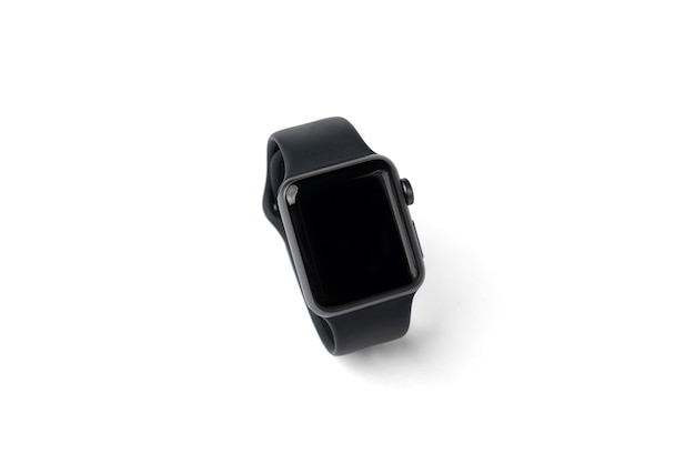 Smartwatch sportivo nero isolato su sfondo bianco