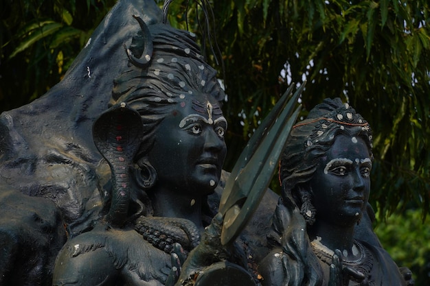 Photo black statue of god shiva and parvati