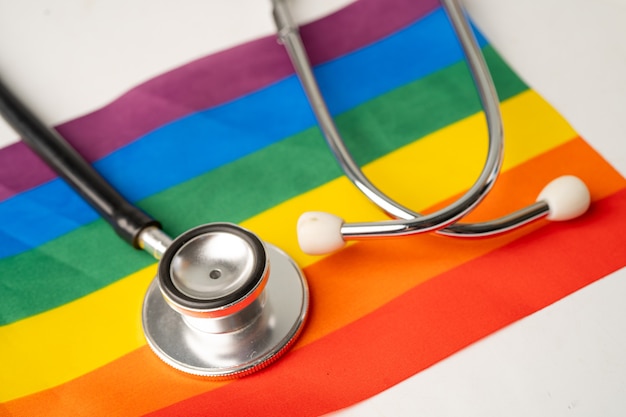 Stetoscopio nero sulla bandiera arcobaleno, simbolo del mese dell'orgoglio lgbt