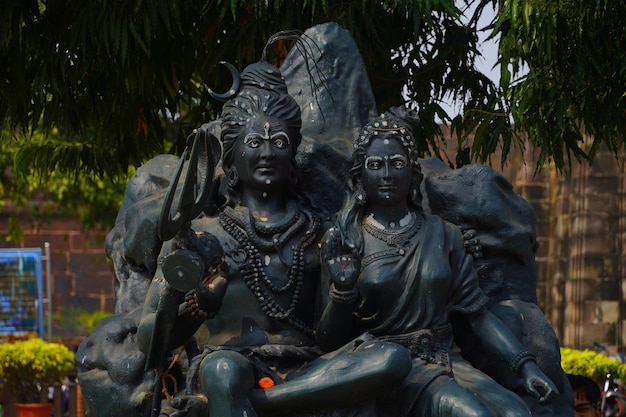 Foto statua di pietra nera di dio shiva e parvati