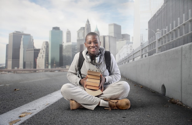 Ragazzo nero studente con libri