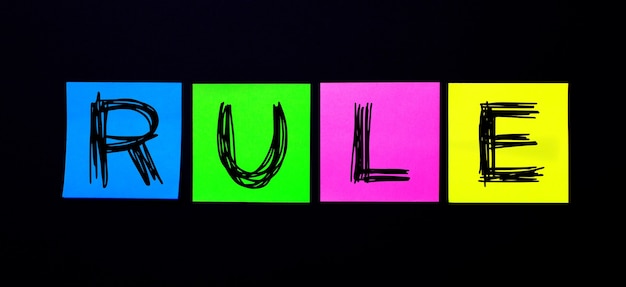 검은 색 표면에 RULE이라는 단어가있는 밝은 색의 스티커