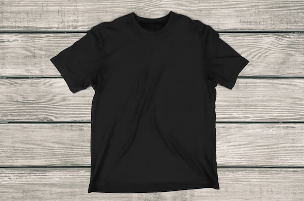 T-shirt nera isolata su sfondo