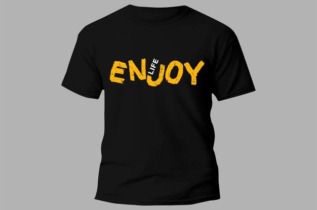 「enjoy」という文字が入った黒いTシャツ