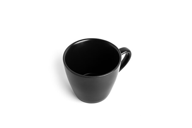 白い背景で隔離の飲み物の黒茶カップ。セラミックコーヒーカップまたはマグカップがクローズアップします。高品質の写真