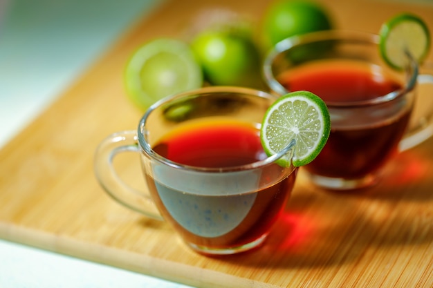 Tè nero in tazza con limone