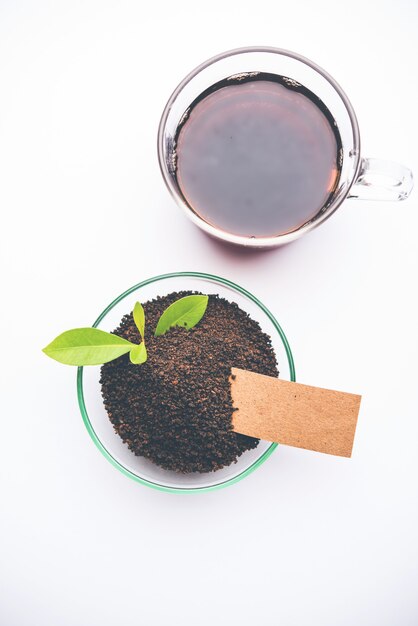 Tè nero in polvere o polvere secca con o senza foglia verde e servito caldo chai in una tazza