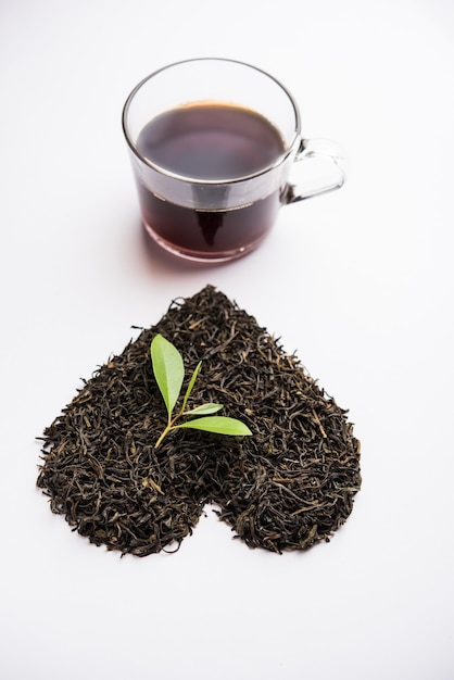 Порошок черного чая или сухая пыль с зеленым листом или без него, подается горячий чай в чашке