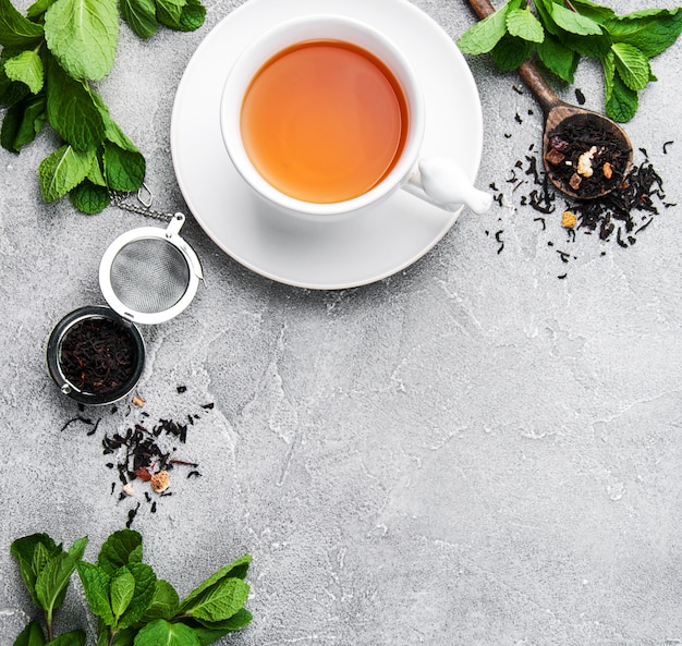 Photo black tea with mint