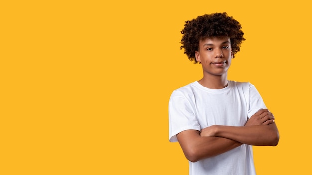 Foto tolleranza sociale dell'adolescente nero sorridente giovane maschio