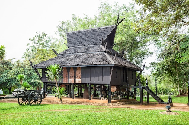 タイ、チェンライ市の黒い寺院