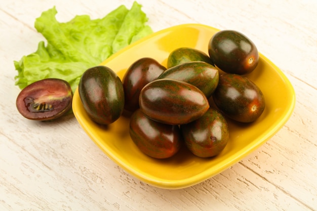 Photo black tomato - kumato