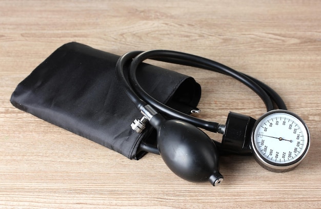 Photo black tonometer on wooden background