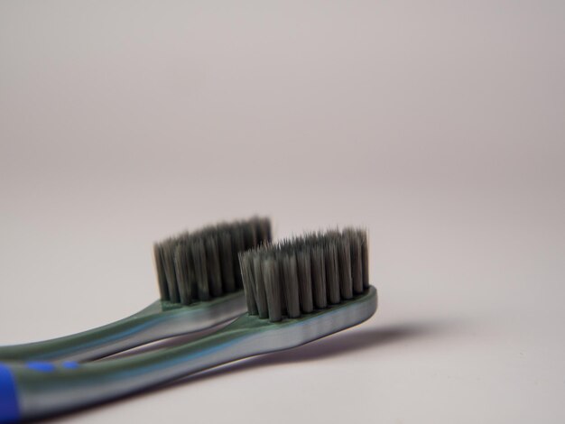 Photo black toothbrush on pastel background closeup