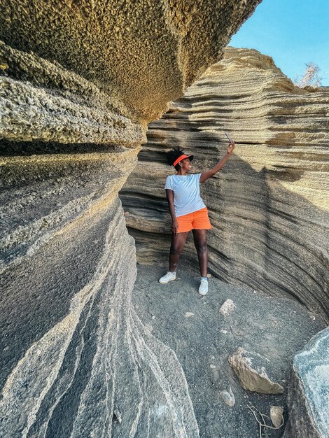 写真 夏の渓谷で自撮りする黒人観光客