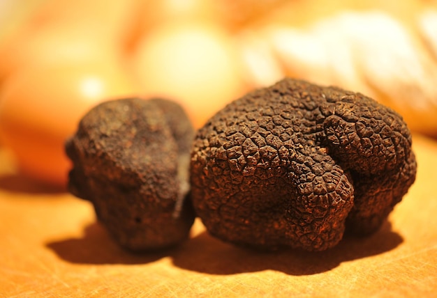 Photo black truffles on a chopping board