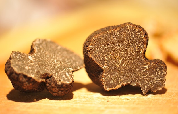 Photo black truffles on a chopping board