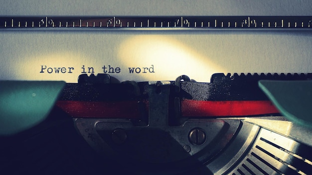 Photo black typewriter typing power in the word photo