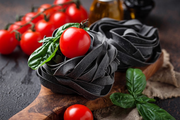 Pasta cruda nera con pomodoro e basilico