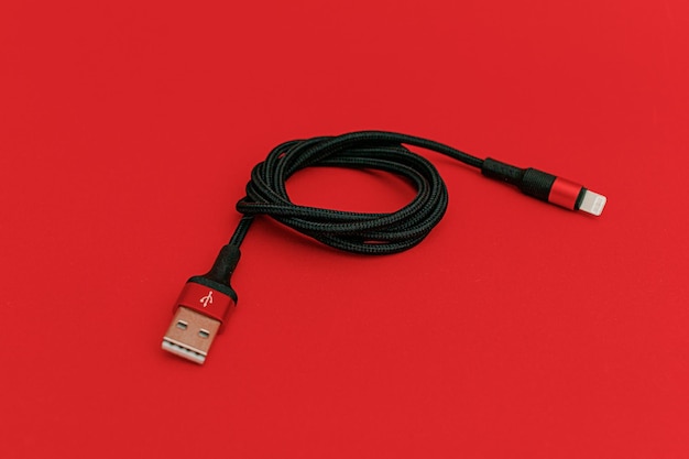 빨간색 배경 주제 기술에 검은 usb 코드