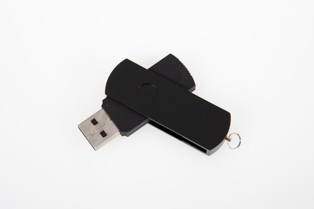 Фото Черная губа ключа памяти флэш-накопителя usb поворачивается на белом фоне