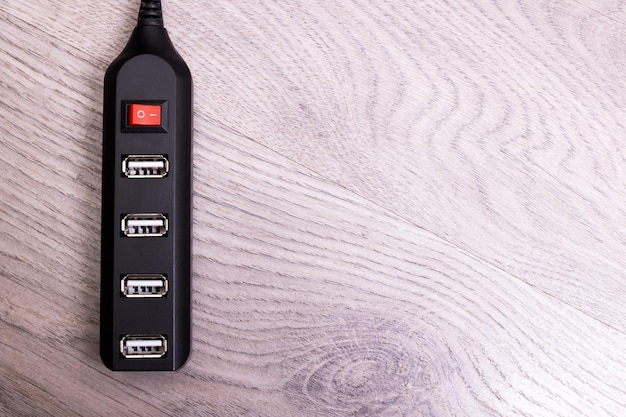 Черный USB-концентратор на деревянном фоне
