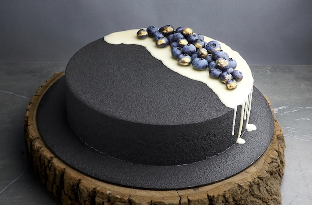 Photo black velour velvet blueberry cake decorated with black blue fresh berries