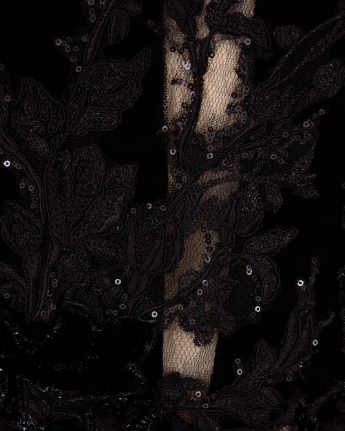 Черное бархатное платье с кружевной отделкой и украшением из бисера.