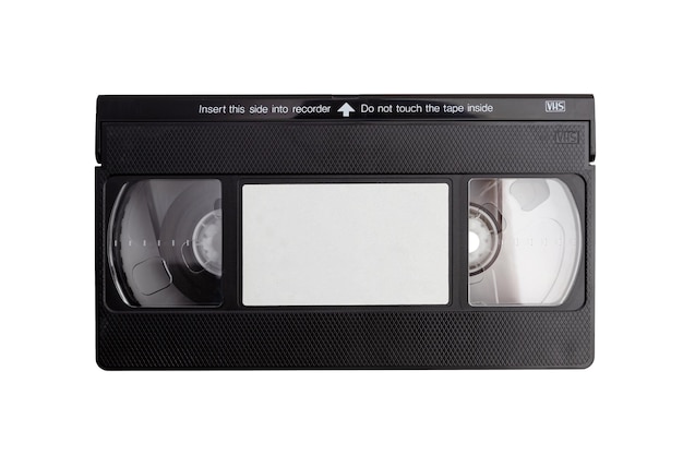 Черная видеокассета vhs с изолированной пустой этикеткой