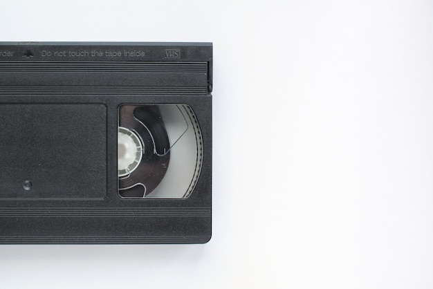 写真 白い背景の黒い vhs ビデオテープ レコーダー カセット。テープ記録のための古い時代遅れの技術