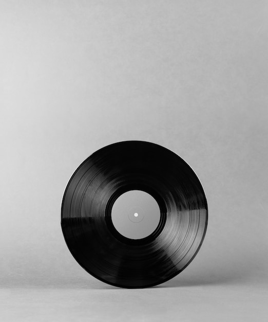 Annotazione di musica nera del vinile isolata su fondo grigio astratto