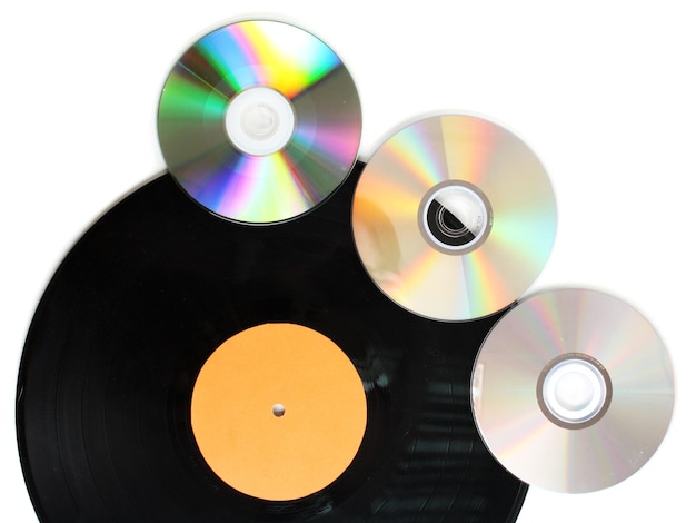 Черная виниловая пластинка и компакт-диски, изолированные на белом фоне