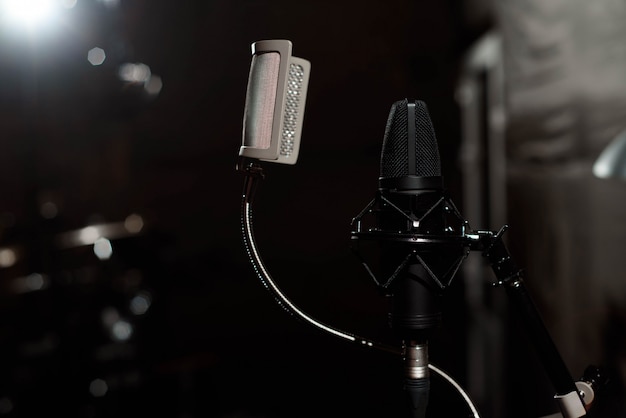 Фото Черный вокальный микрофон стоит в студии звукозаписи